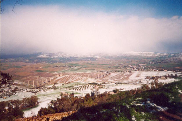 Foto 1- Campagne nissene imbiancate dopo la forte nevicata del 24 e 25 marzo. A Nord si vedono le Madonie innevate e coperte dalle nuvole. Foto scattata dal Monte San Giuliano, 740 m s.l.m., Caltanissetta.